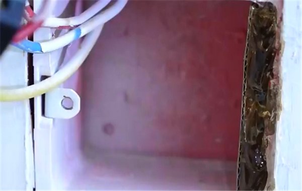 螺丝刀|墙上插座松动不好用，教你一招，不花一分钱，比新的还牢固