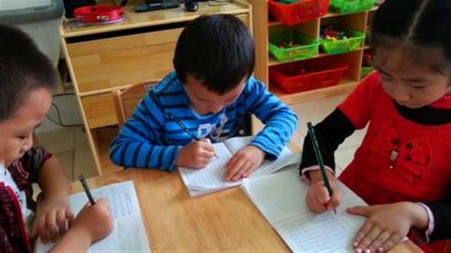 孩子|幼儿园布置家庭作业,宝妈看不出女儿写的啥,询问网友后恍然大悟