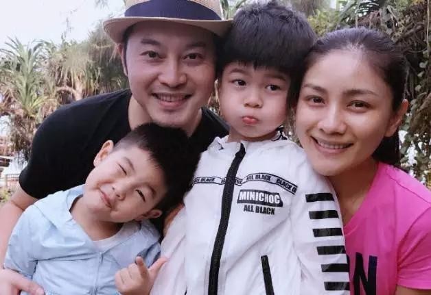 胡可素顏照曝光，在家相夫教子，卻培養出了一個國民老公