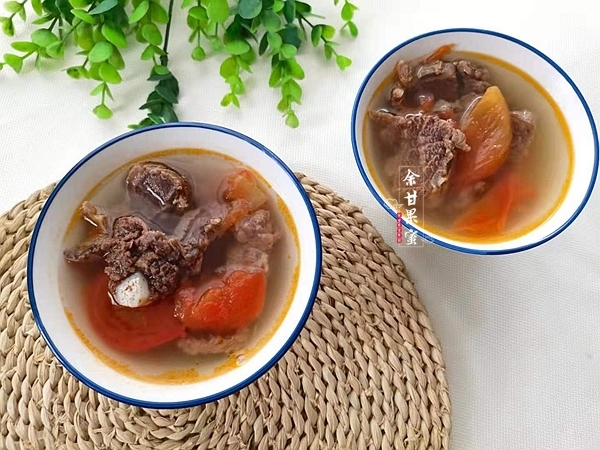 到了夏天,常给家人炖牛肉汤,低脂味美又开胃,好喝不腻人