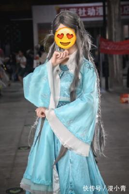 浅绿色|斗罗:小姐姐COS宁荣荣,衣服成功抢镜,蕾丝花边和白丝绝了