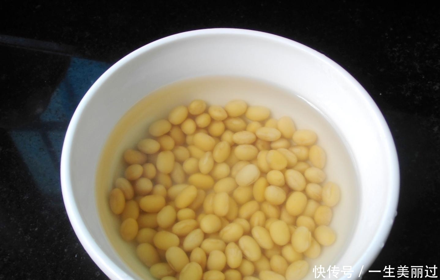 女人上了年纪后,这菜一定要常吃,满满胶原蛋白,皮肤越来越细致