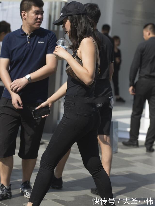 韩版|美女街拍:黑色性感吊带搭配黑色性感打底裤,最佳造型,穿搭变得很轻快