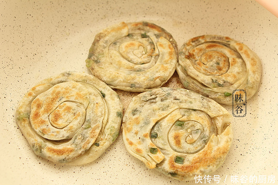 葱油饼|剩饺子皮新吃法,加上1把葱花,金黄酥脆,层次分明,好吃不浪费