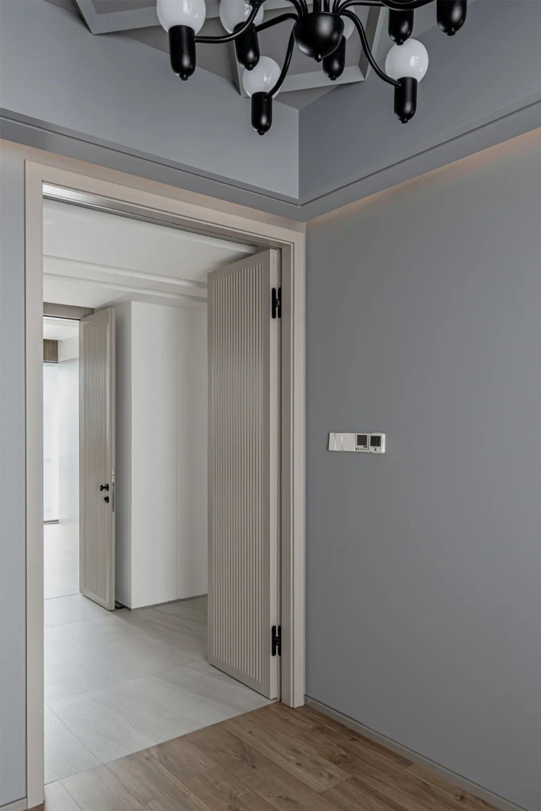 布置|210㎡简约大平层,淡雅温馨、绿植装饰,生活文艺舒适