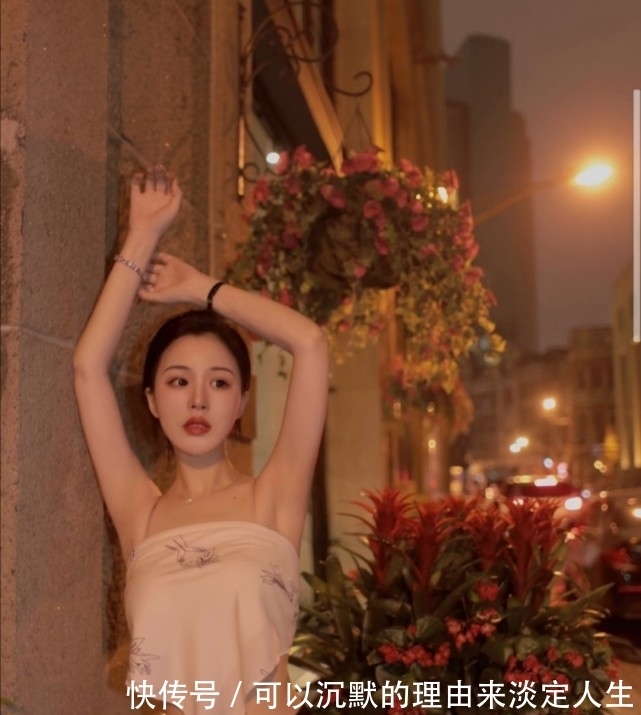 小姐姐|复古风手巾型吊带配低腰裤子,清爽凉快又性感!