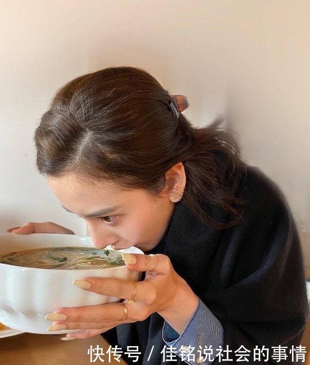 宋茜的泡菜汤、肖战的芝士条、娜扎的牛肉干,明星都吃啥零食!