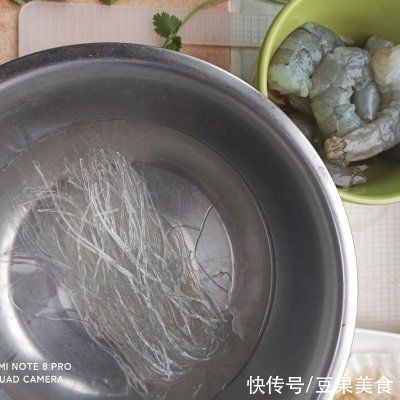 蒜蓉粉丝蒸虾球这样做，口感味道一级棒