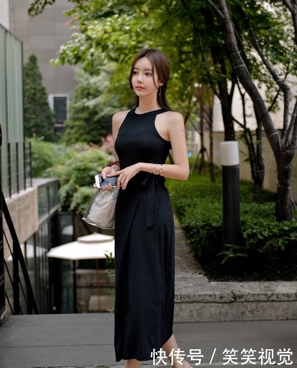 凹凸有致|美女小姐姐搭配黑色连衣裙，秀出婀娜多姿好身材，突显时尚妩媚