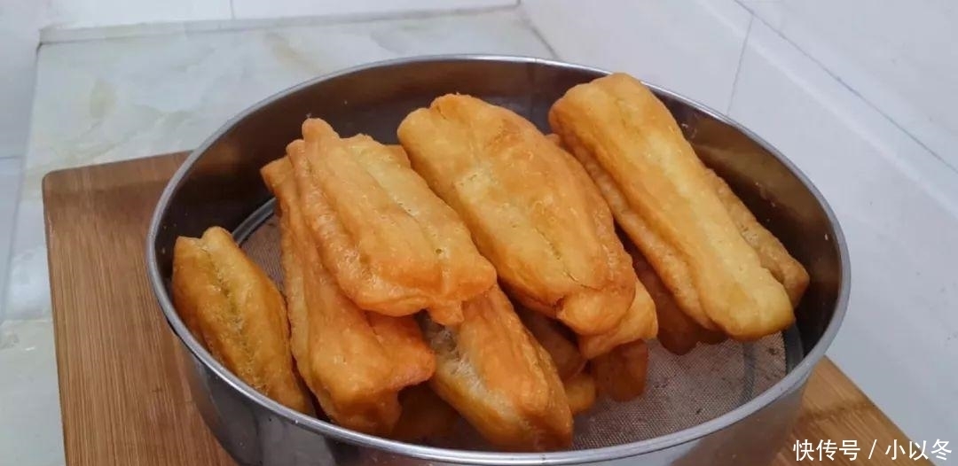 鸡蛋|1个鸡蛋,1袋牛奶,不用一滴水,在家自制小油条,比小麻花还好吃