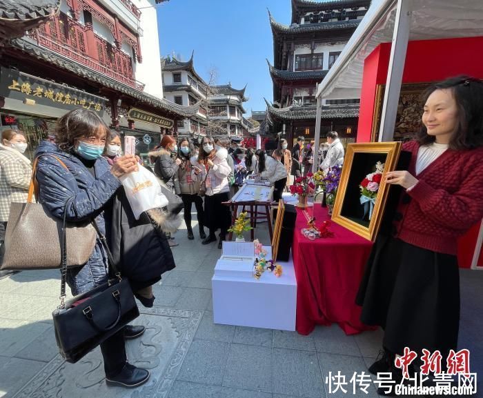 编结|冬奥热情不减 颁奖花束在上海街头受捧