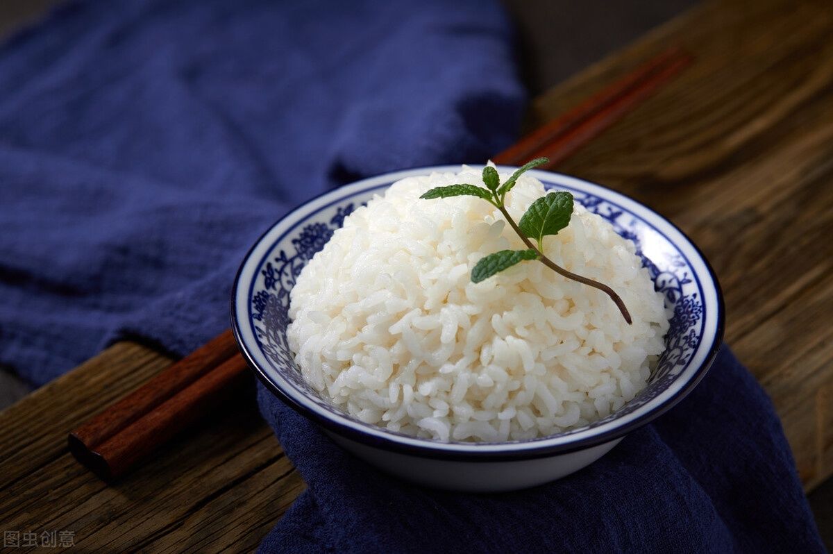  焖米饭时，电饭煲里多加2样，米饭粒粒分明口感好