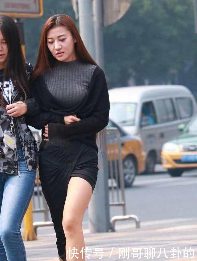 紧身裤|美女身穿黑色连衣裙,身材不好的人还真不敢穿