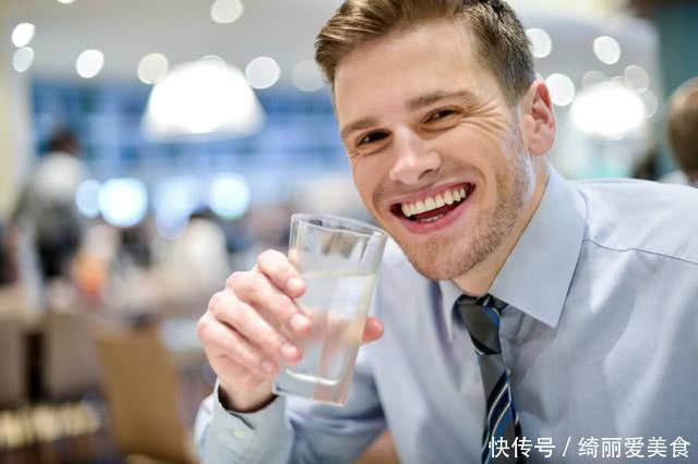 黑色食物|肾功能“不强”的男人，身体3处常会“汗如雨下”，希望你一个不占