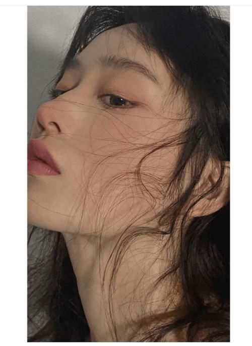 最近很火的氛围感妆容如何解锁？教你2招，秒变“氛围感美女”