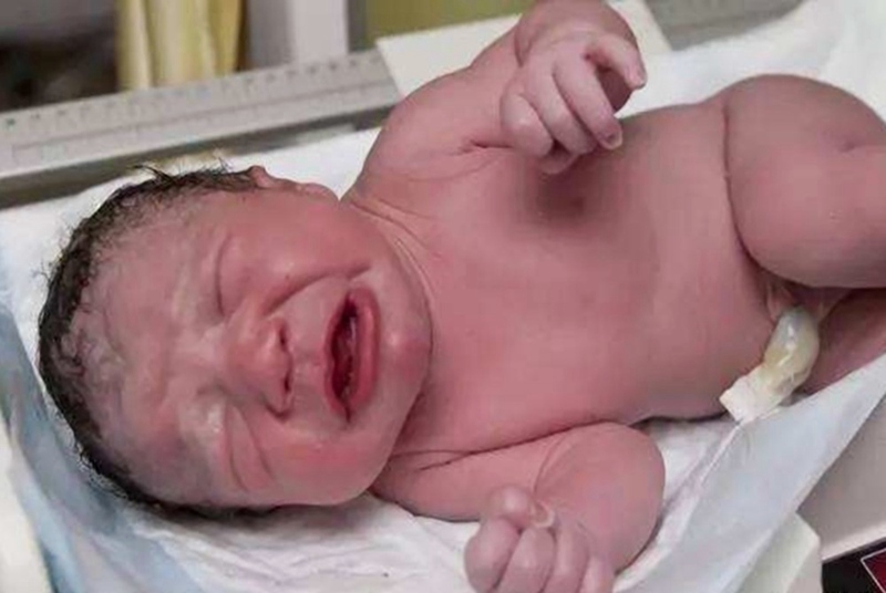 睡眠质量|“丑得像只猴子”,女宝刚出生就遭亲妈嫌弃,婆婆却说是美人胚子