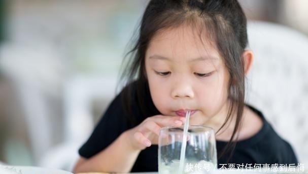 闺蜜|又一个孩子“水中毒”离世,父母快停手,别再给孩子强行喂水了