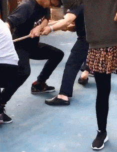 |搞笑GIF趣图:拔河促进团结,唯一不好的就是费鞋!