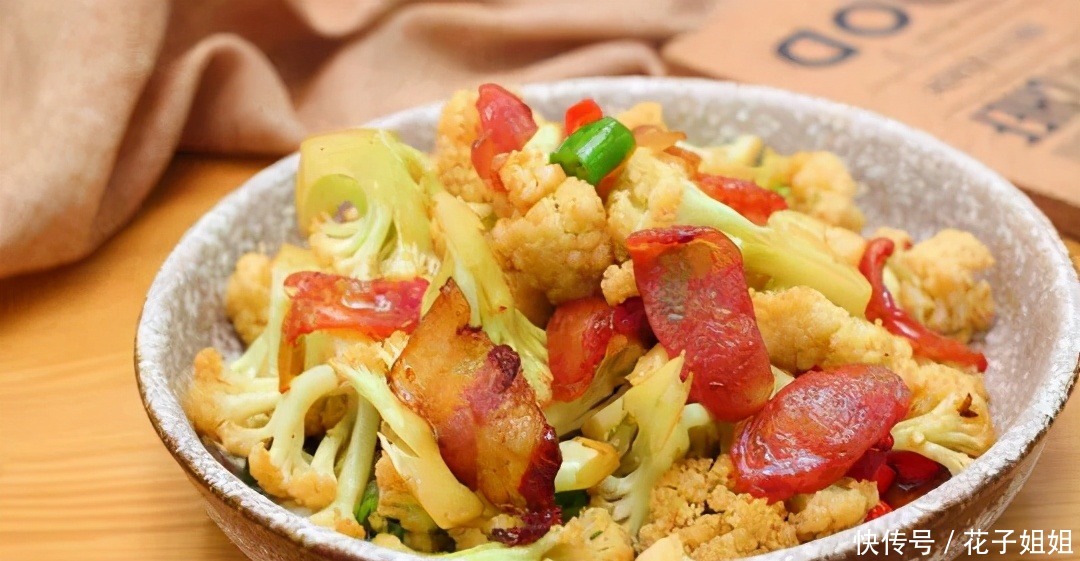 花菜有人焯水,有人直接下锅炒,都错了,看饭店大厨是如何做的