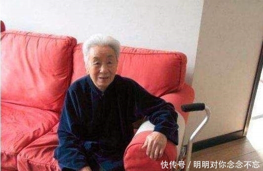 老太太带着金钗去鉴宝,上面刻有5个字,专家问到:你是格格?