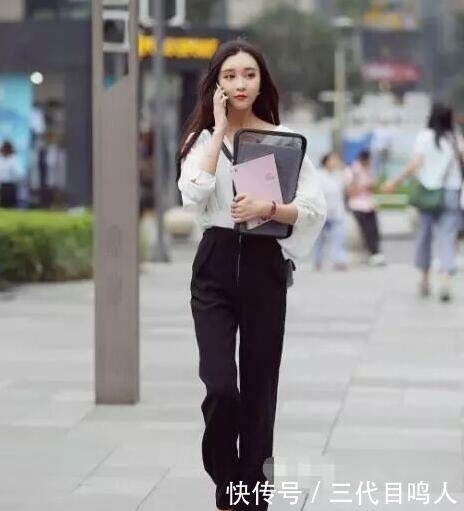 街拍:小姐姐长相甜美,浅粉色连衣裙搭配灰色长风衣,很显身材