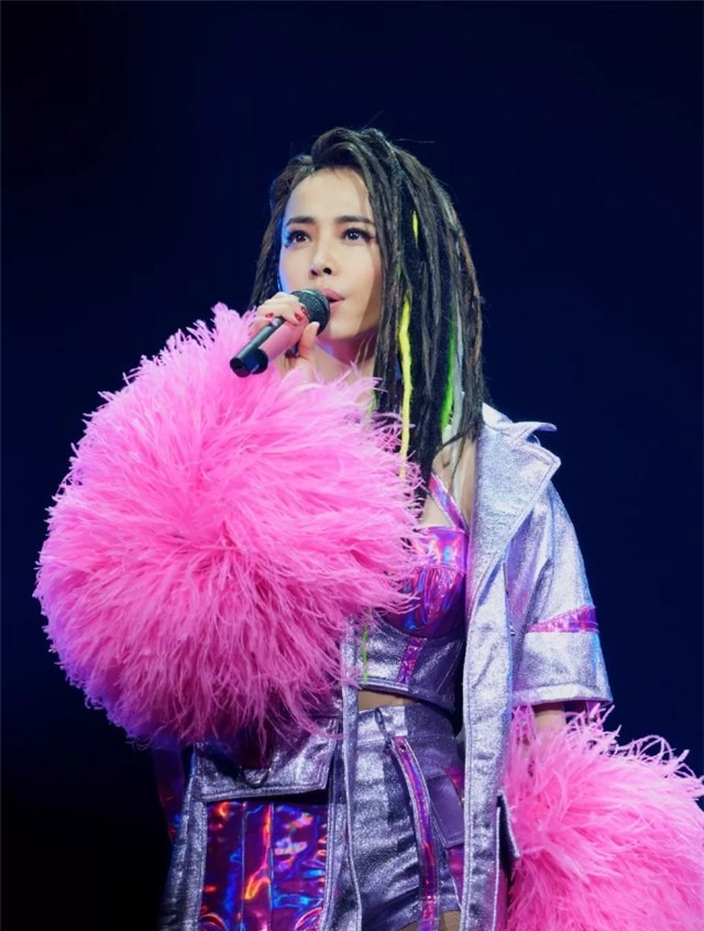 小姐姐 上了年纪的女人,尽量少弄这“4种”发型,显老不说还拉低气质!