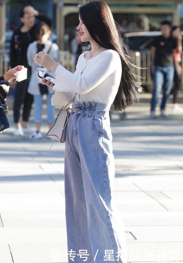 展现|穿高腰牛仔裤的美女,配上白色的老爸鞋,清新大方的展现青春活力