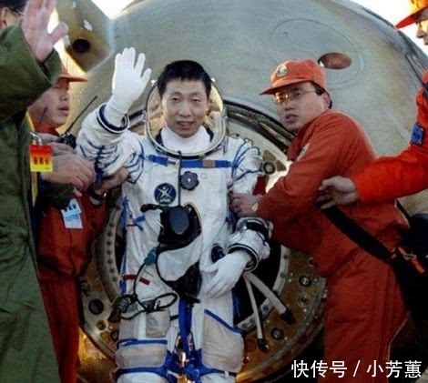 宇航员 我国第一名宇航员杨利伟,现在生活得怎么样?看完忍不住红了眼眶
