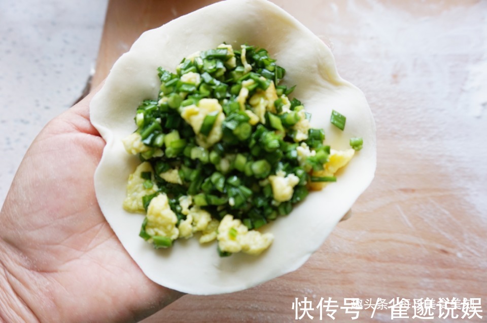韭菜鸡蛋馅饼|家常美食推荐韭菜素馅饼,皮薄馅多,酥脆香甜