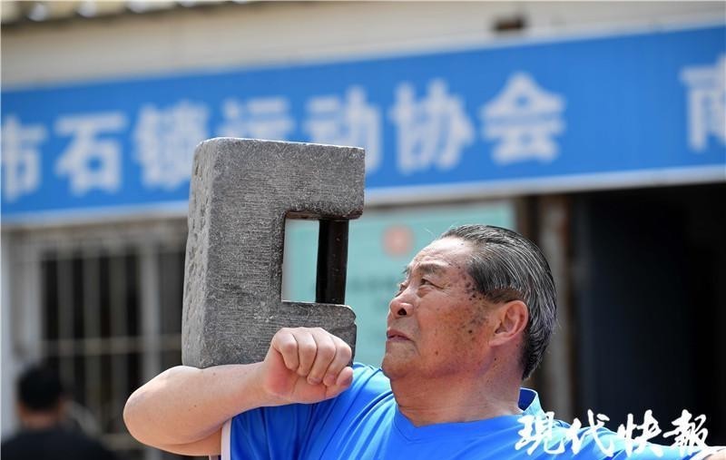 殷巷石锁|上下翻飞、花样百出,百斤石锁在76岁传承人手中“轻飘飘”
