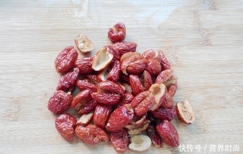 紅棗和它一起泡,每天一杯,體內濕氣消,臉色更紅潤!