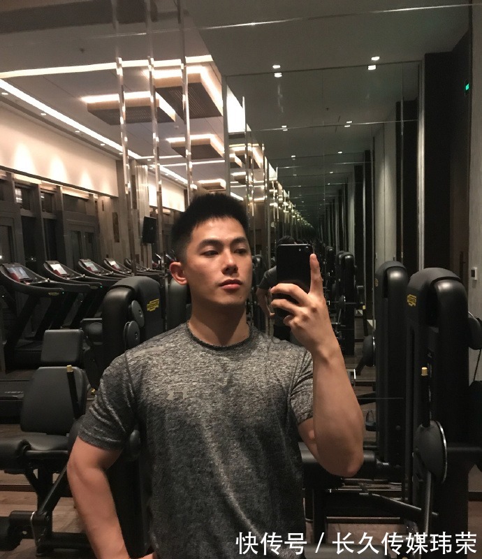 健身|满身肌肉的杭州大男孩，精致帅气，健身锻造出漂亮胸肌人鱼线！