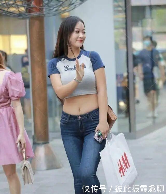 百搭 短款上衣搭配瑜伽裤,装扮让气质满满呈现,简单又耐看