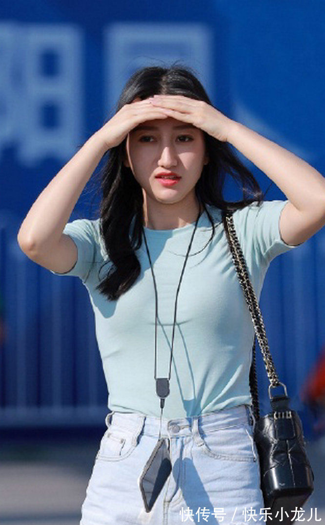 牛仔裤|白色的无袖短打T恤搭配黑色高腰牛仔裤,搭配起来个性又大气