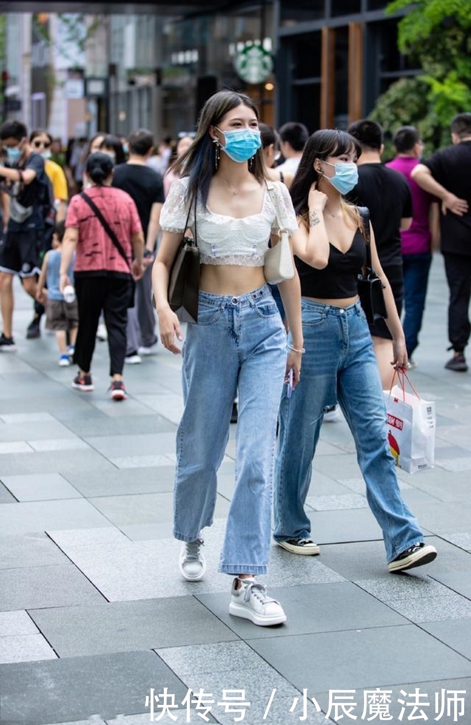 路人街拍,下衣失踪的穿法,尽显一双笔直的大长腿,看着十分养眼