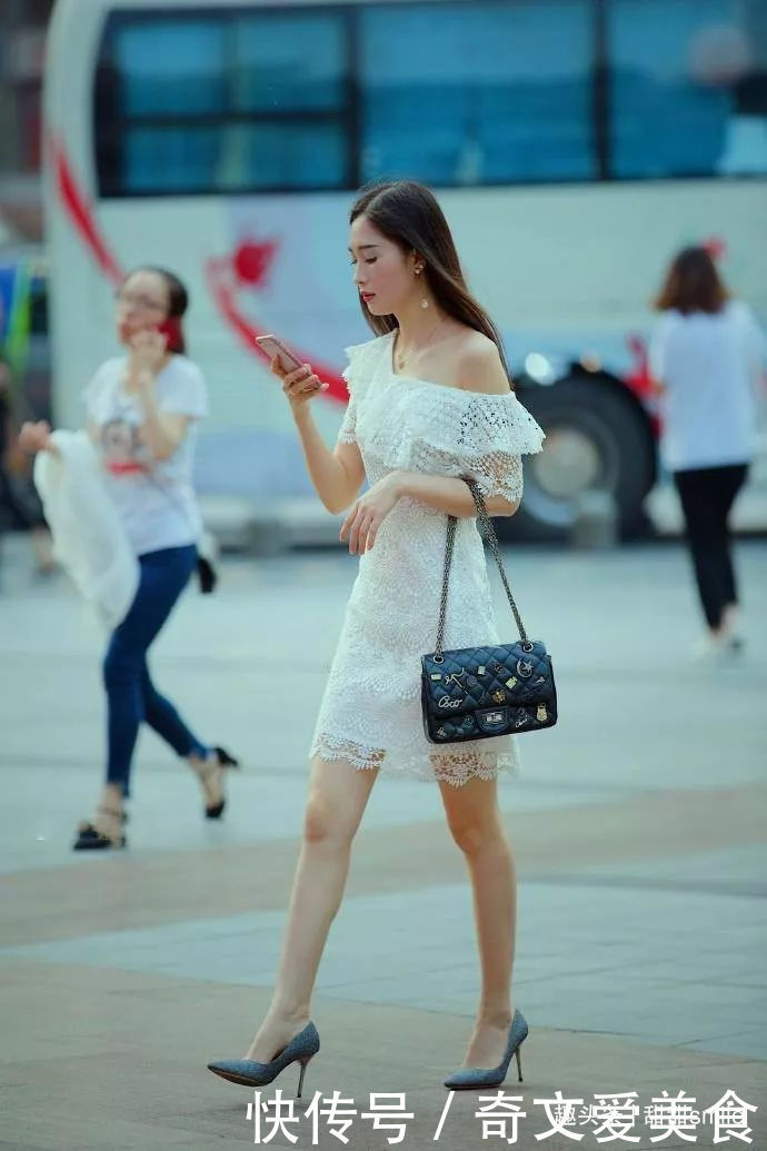 美女脚上穿上一双一字带的白色高跟鞋,清新靓丽又显气质