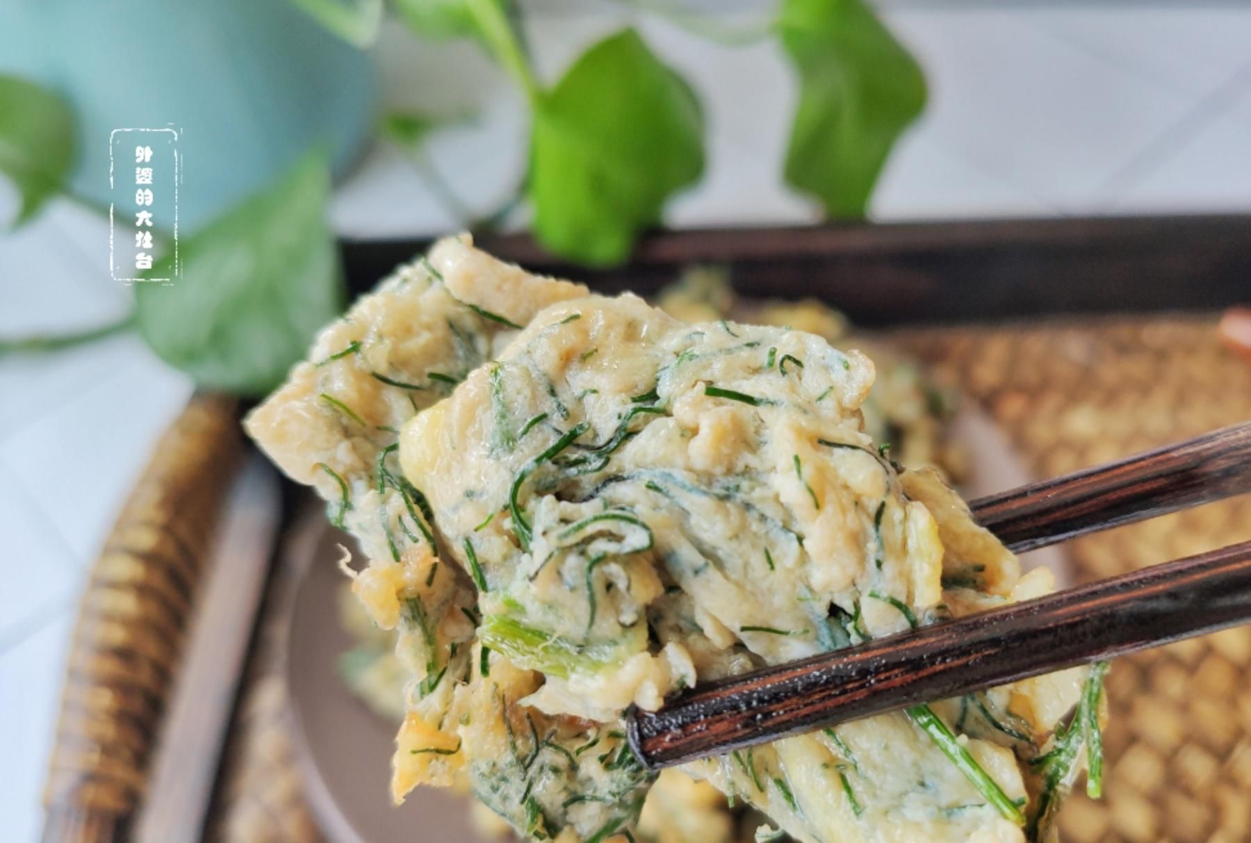 猪毛菜|遇见这个没人要的野菜，一定要多摘一些，简单一炒，别提多香了