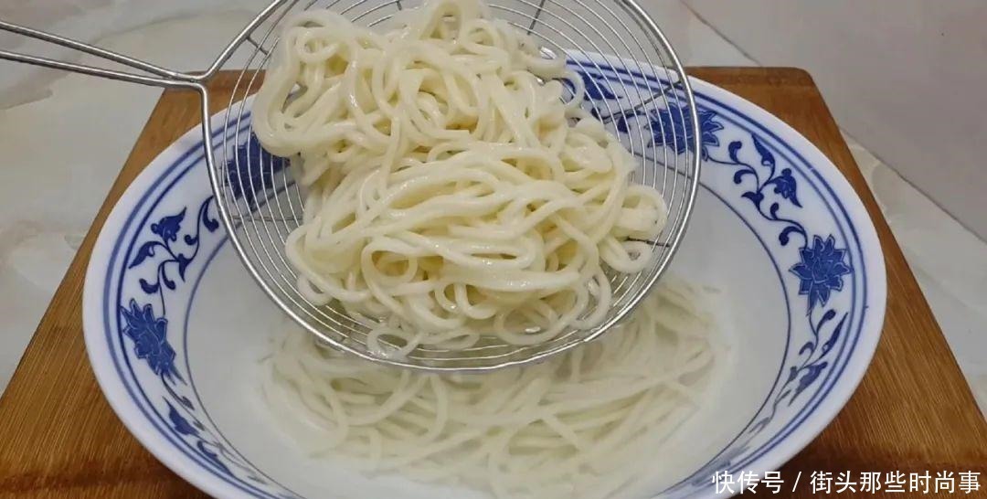 我家面条就爱这么吃,筷子一搅,做出创意凉拌面,比凉皮劲道好吃