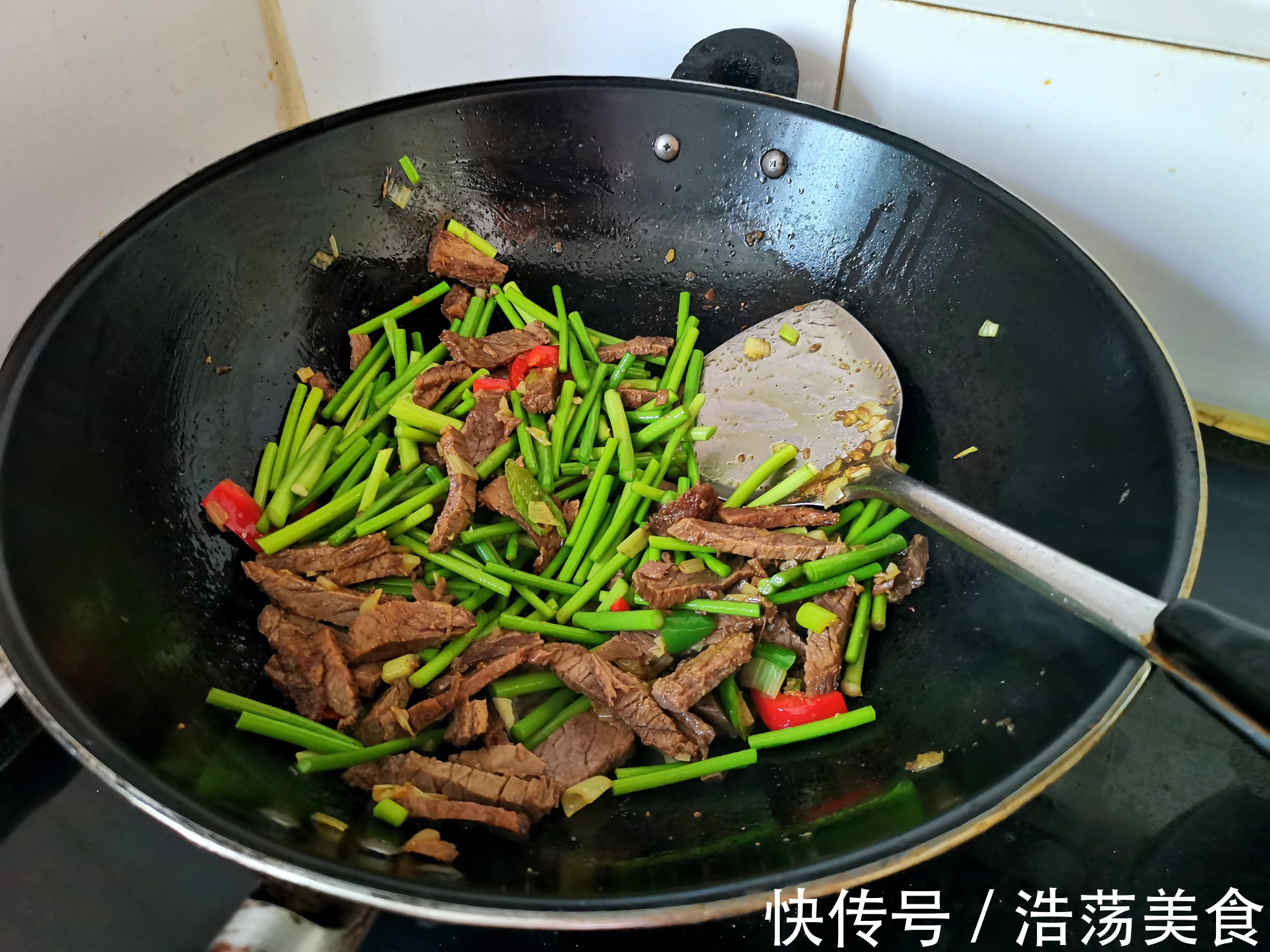 吃肉|大锅炖肉大盆上肉,手抓着排骨大口吃肉,这吃法解馋
