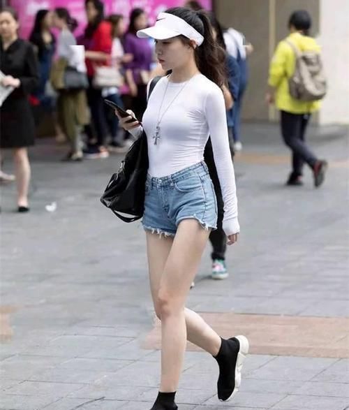 路人街拍,小姐姐好有气质,身穿高腰的黑色裤子,很是优雅