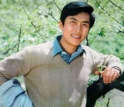 老师的书法|唐国强写了一幅草书,行云流水、大气磅礴,专家无章法,江湖体