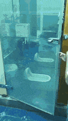 |搞笑GIF趣图:陪客户去喝茶,服务员这倒茶姿势让我有点尴尬