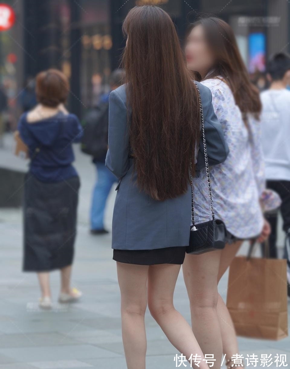 小西装 夏季穿小西装又飒又帅,内搭黑色短裙,清凉时尚又优雅有风度