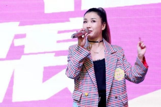 搭配 王蓉罕见出席活动胖变样,穿长筒靴大象腿勒出痕,胖后颜值却高了