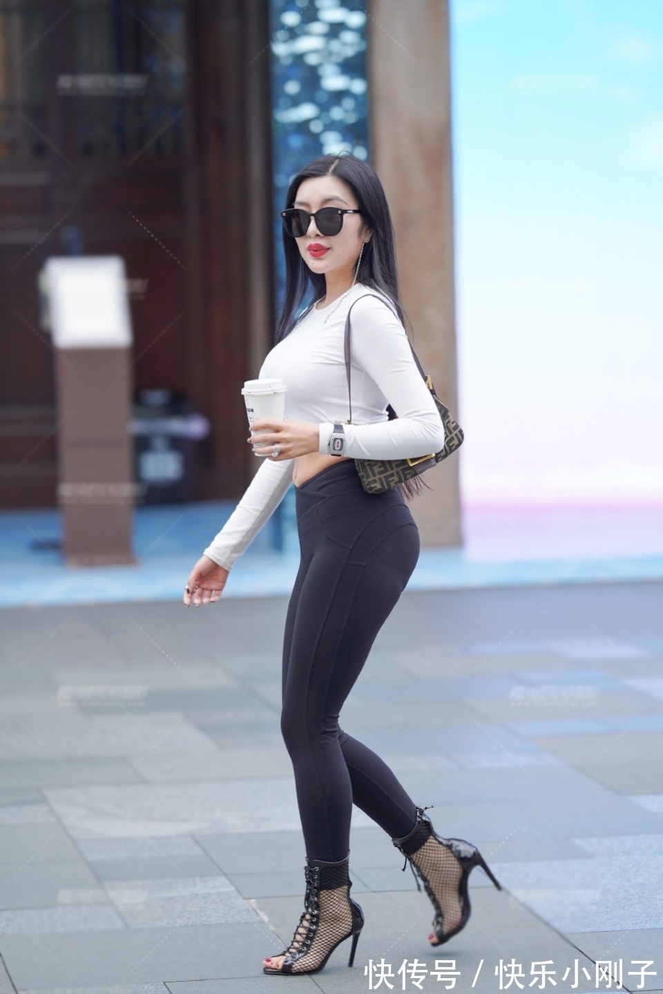 小姐姐|夏季日常的健美裤穿搭,简约修身又美丽抢镜,轻松穿出靓丽造型