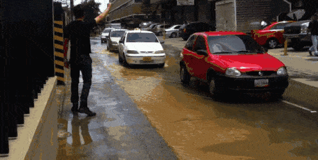 |搞笑GIF:小姐姐打扰了,我是热心肠,需要我压一下吗?