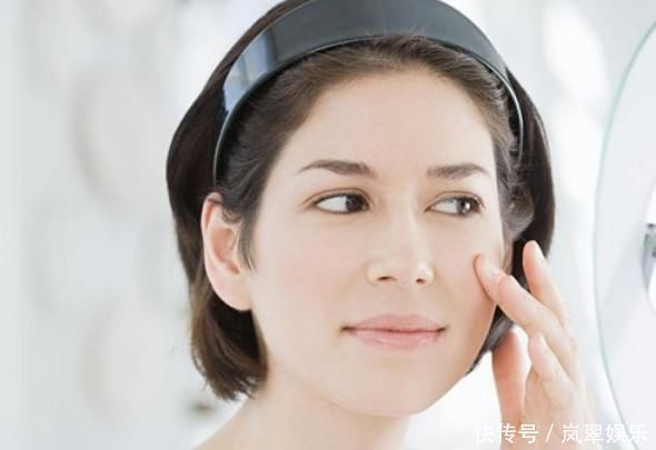 女人洁面时，放三勺盐，坚持不懈一段时间，将会会吃到3个“好处”