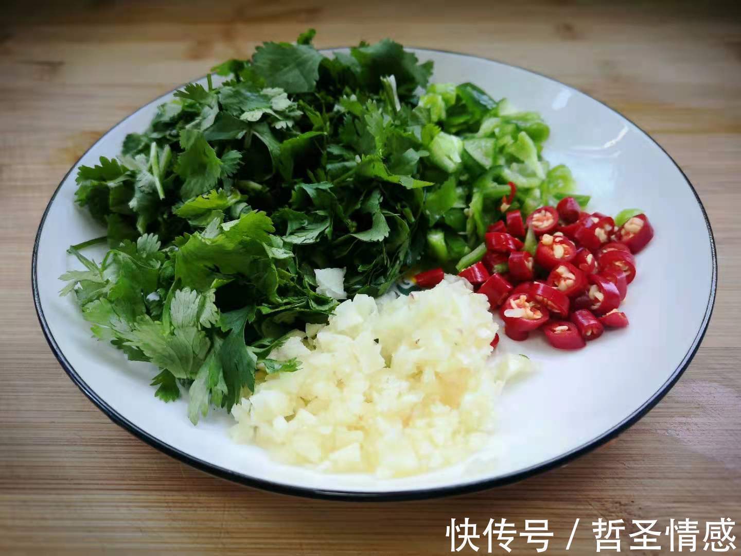 香菜拌牛肉|天一热就想吃这菜,切片一腌一煮浇上料汁,入味下饭,真解馋!