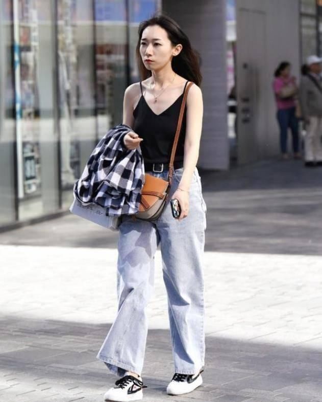 街拍身材娇小的小姐姐,一件针织背心配牛仔热裤,清新靓丽气息