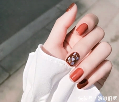 打底|新年美甲:怎能少得了''果冻''与''金色魅影'',让你的手大放异彩